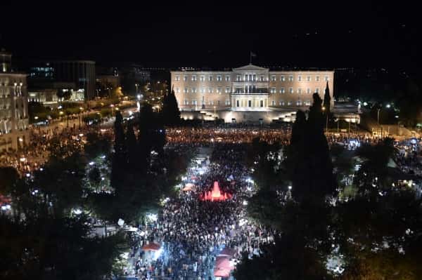 Grecia: una multitud festejó el triunfo del "no" en la plaza Sintagma