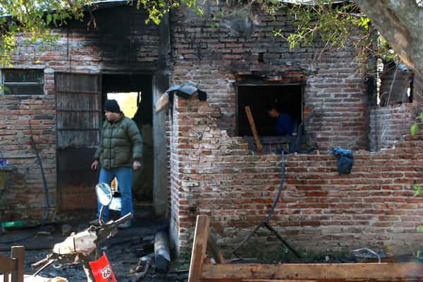 La familia que perdió todo en un incendio necesita ladrillos para reconstruir su casa  