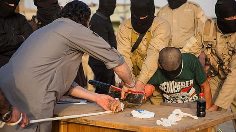 Con un cuchillo de carnicero, el Estado Islámico amputó la mano de un ladrón 