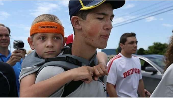 Un joven caminó 92 kilómetros con su hermano enfermo a cuestas para concientizar