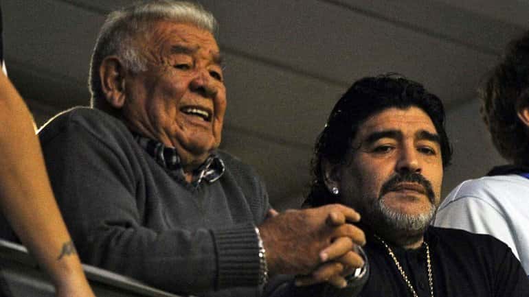 Maradona: "Les pido a todos los argentinos que recen por mi viejo"