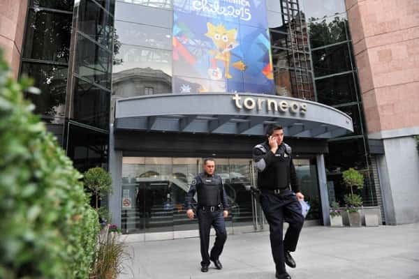 Interpol allanó oficinas de Torneos