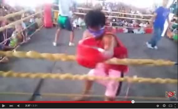 VIDEO: Boxeo con los ojos vendados ¿Nuevo deporte?