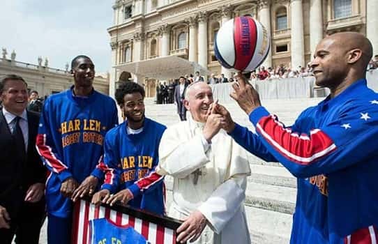 El Papa Francisco, un Globetrotter más