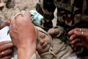 Rescataron a bebé y a un hombre en Nepal 