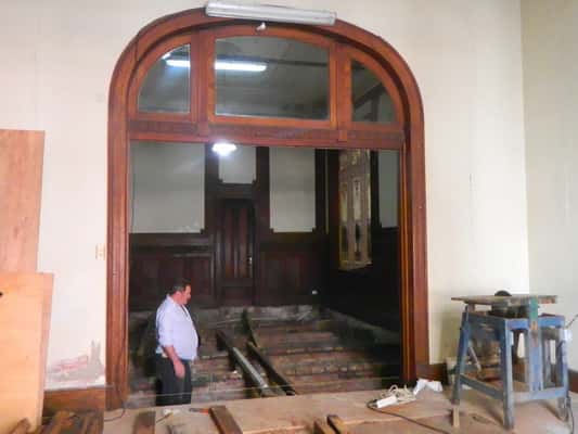 Comenzaron los trabajos de restauración de los pisos de la Casa de la Cultura