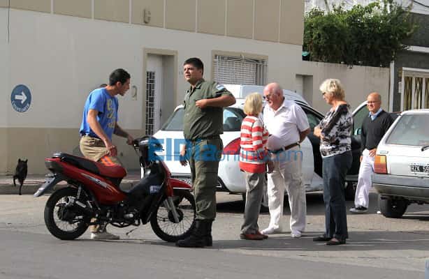 Video: Un auto y una moto colisionaron en San Martín y Churruaín 