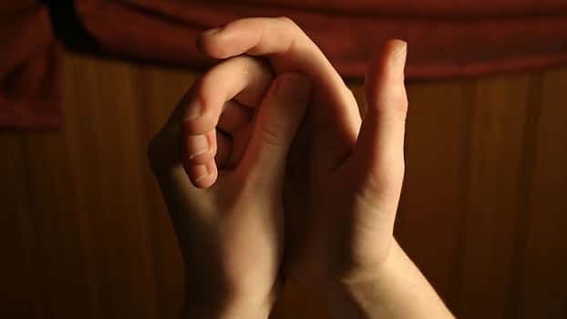 VIDEO: Tras años de misterio descubrieron por qué ''suenan'' los dedos