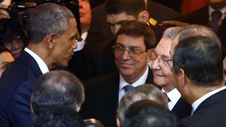 Los diarios del mundo reflejan el "histórico" saludo entre Barack Obama y Raúl Castro