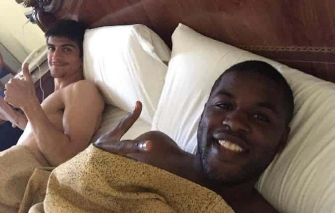 Dos jugadores comparten la cama en la concentración