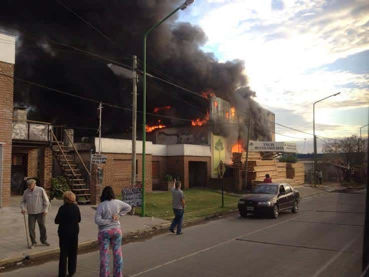 Voraz incendio en maderera genera caída de postes y corte de los servicios energía y gas