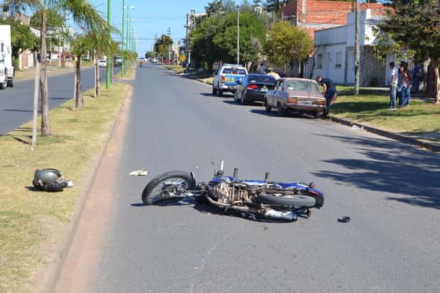 Un joven motociclista sufrió la fractura de una pierna en un accidente