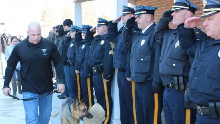 Increíble despedida a un perro policía antes de ser sacrificado