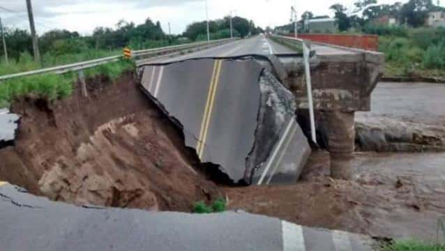 La lluvia volvió a Córdoba y se cayó un puente sobre la ruta 9
