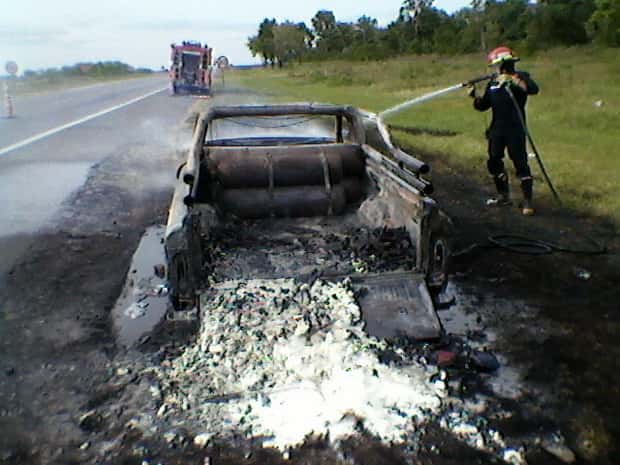 Una camioneta quedó reducida a cenizas en un incendio en ruta 14 