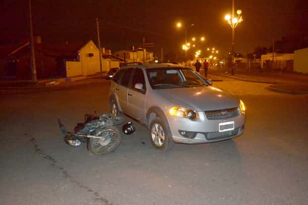 Un auto y una moto chocaron en la punta del Corsódromo