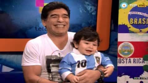 Diego Maradona junto a Verónica Ojeda y su hijo en Brasil