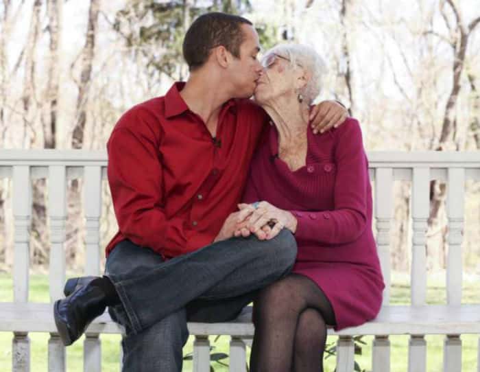El amor es ciego: Joven sale con la que podría ser su abuela