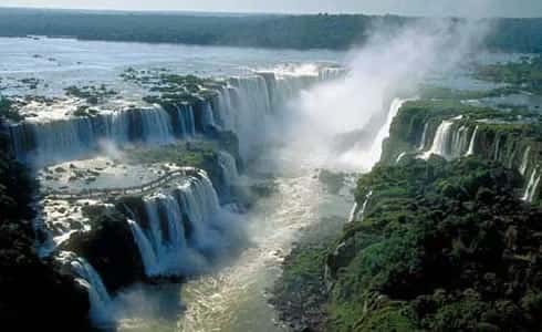 La inusual crecida del río Iguazú provocó el cierre total de los circuitos en Cataratas