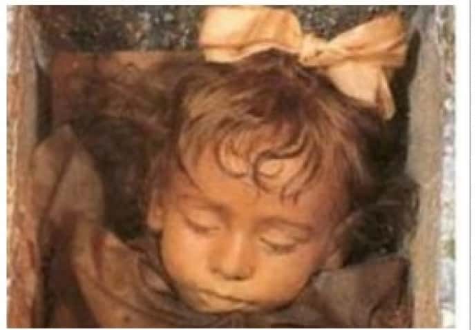 Conmoción por la niña momificada hace 94 años que abre y cierra los ojos 