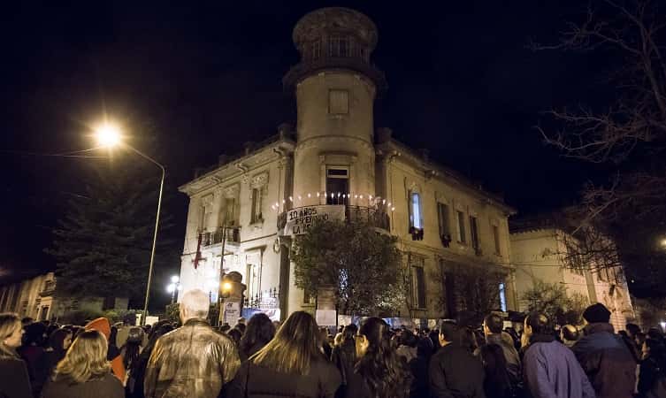 Fuerte abrazo simbólico al Colegio Nacional para pedir su restauración