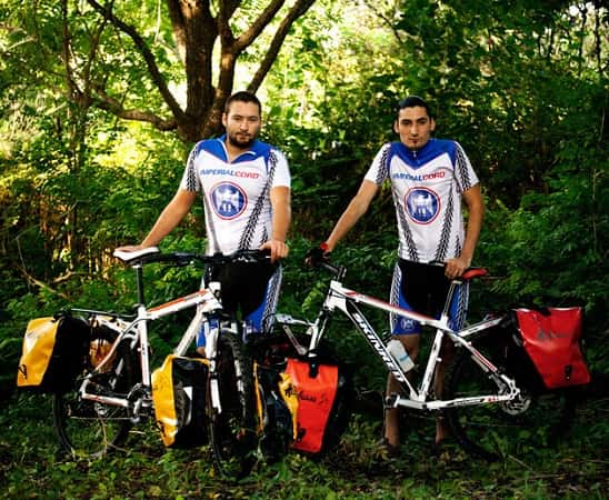 Dos jóvenes recorren en bicicleta los 34 parques nacionales argentinos