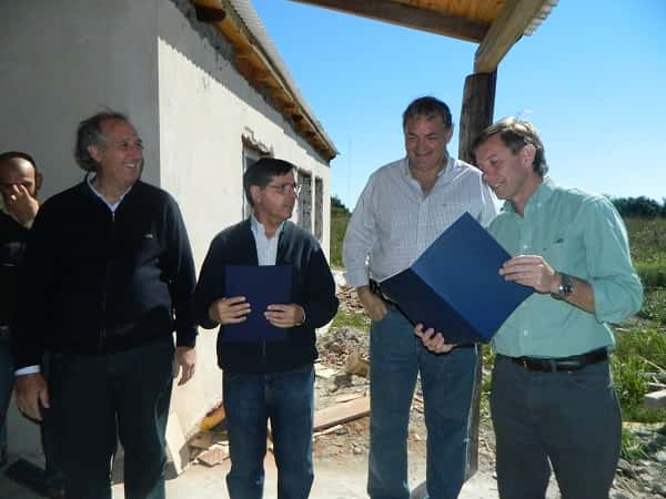 Bahillo y García recorrieron las viviendas de Costa Uruguay Sur 