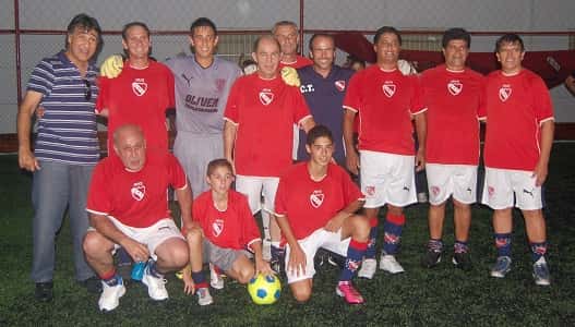 Bochini y Percudani en la inauguración de la cancha de Fútbol 5 del Rojo