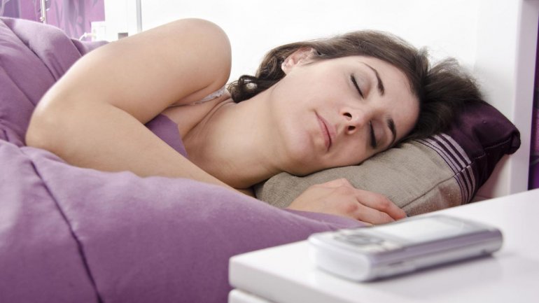 Dormir con el celular en la mesa de luz puede ser nocivo para la salud