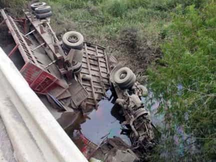 Impresionante: Un camión quedó destruido al caer de un puente
