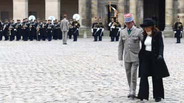 Francia recibió a Cristina con honores militares, frente al mausoleo de Napoleón