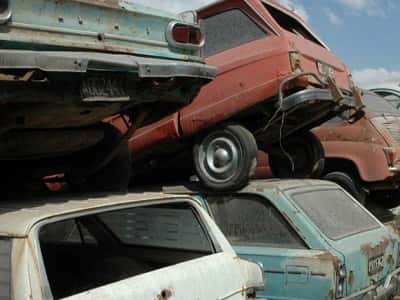 Buscan una solución para los autos abandonados