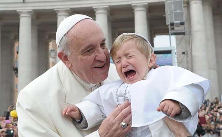 Francisco besa a un niño disfrazado de papa