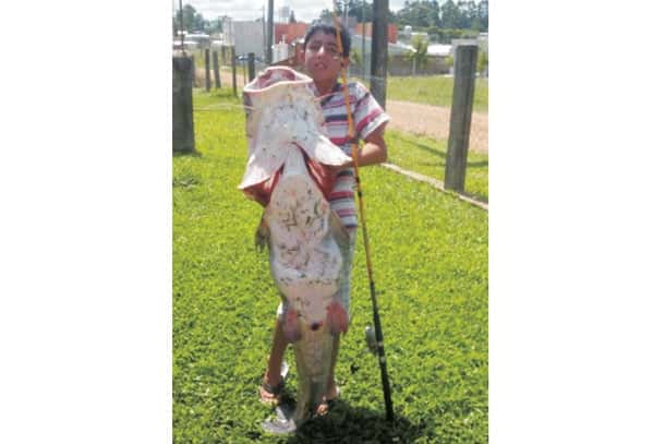 Un chico de 13 años pescó un surubí de 32 kilos