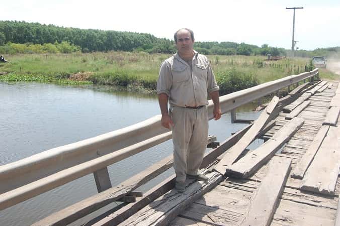 Se desmoronó la cabecera del puente enclavado sobre el arroyo El Sauce 