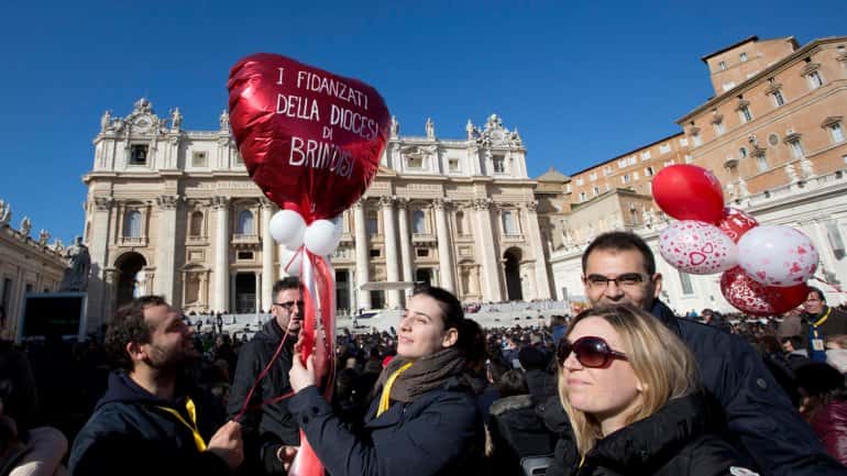 Francisco festejó San Valentín con más de 20 mil novios del mundo 