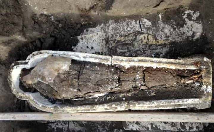 Encuentran esqueletos y una momia de más de 2500 años