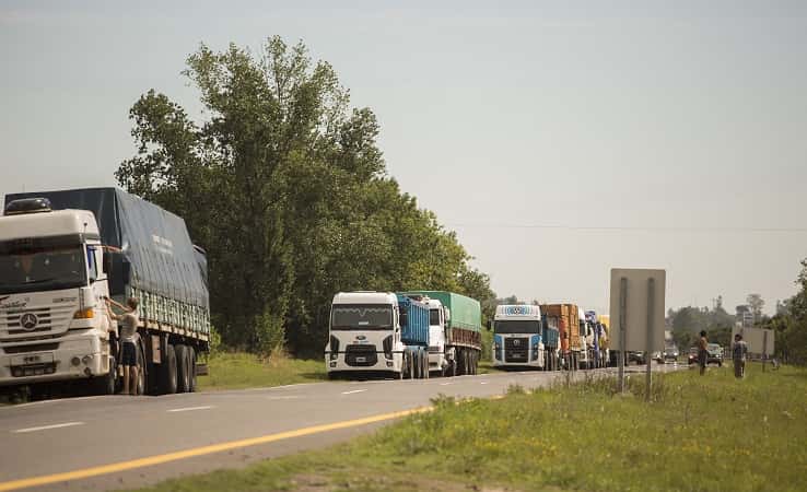 Paro de transportistas en el Túnel: impiden el cruce de camiones con cereales