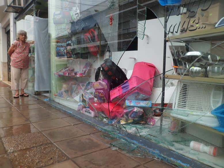 Una motociclista rompió la vidriera de un negocio