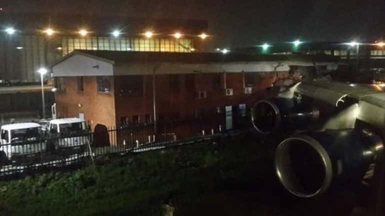 Un avión chocó contra un edificio en Sudáfrica 