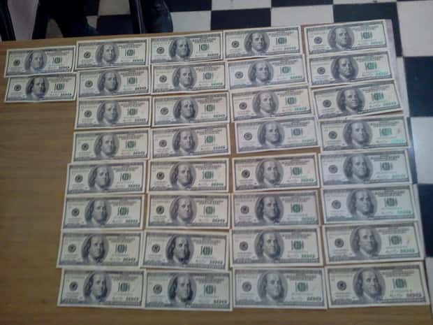 Un hombre pagó una transacción con 3400 dólares falsos y ahora se investiga el origen