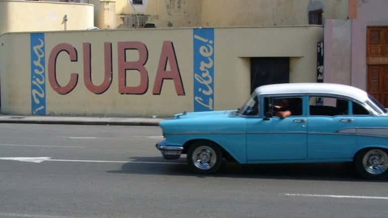 Cubanos autorizados a comprar y vender autos