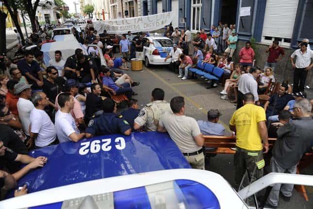 La policía de Salta se suma a las protestas por salarios