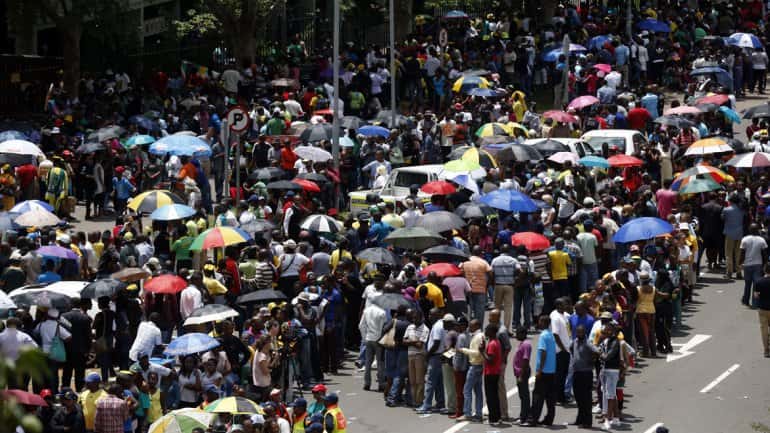 Una multitud desfila ante la capilla ardiente para despedir a Nelson Mandela