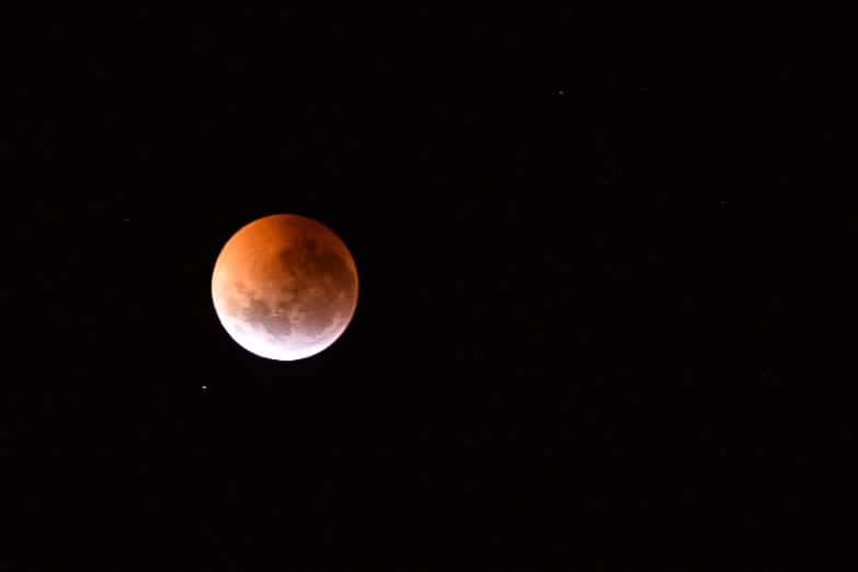 Un meteorito se estrella en la Luna durante el eclipse de 'superluna de sangre'