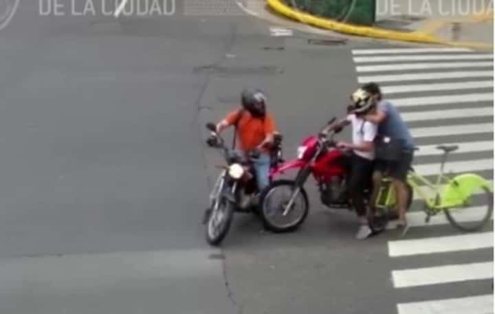 VIDEO - Un ciclista atrapó a un motochorro que le había robado la mochila