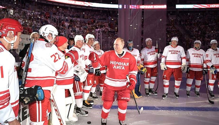 Putin anota diez tantos en partido de hockey sobre hielo y después se pega flor de porrazo