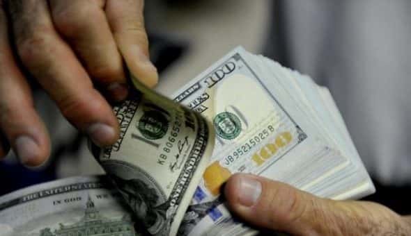 El dólar sube 40 centavos en el arranque de la semana y opera en $ 46,40