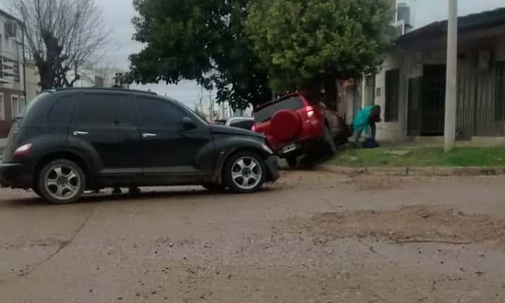 Choque en Bolivar y Pasteur: camioneta terminó impactando contra un árbol sobre la vereda