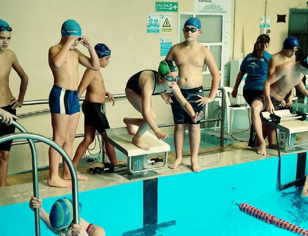Destacada labor de nadadores de Neptunia en Regatas Uruguay